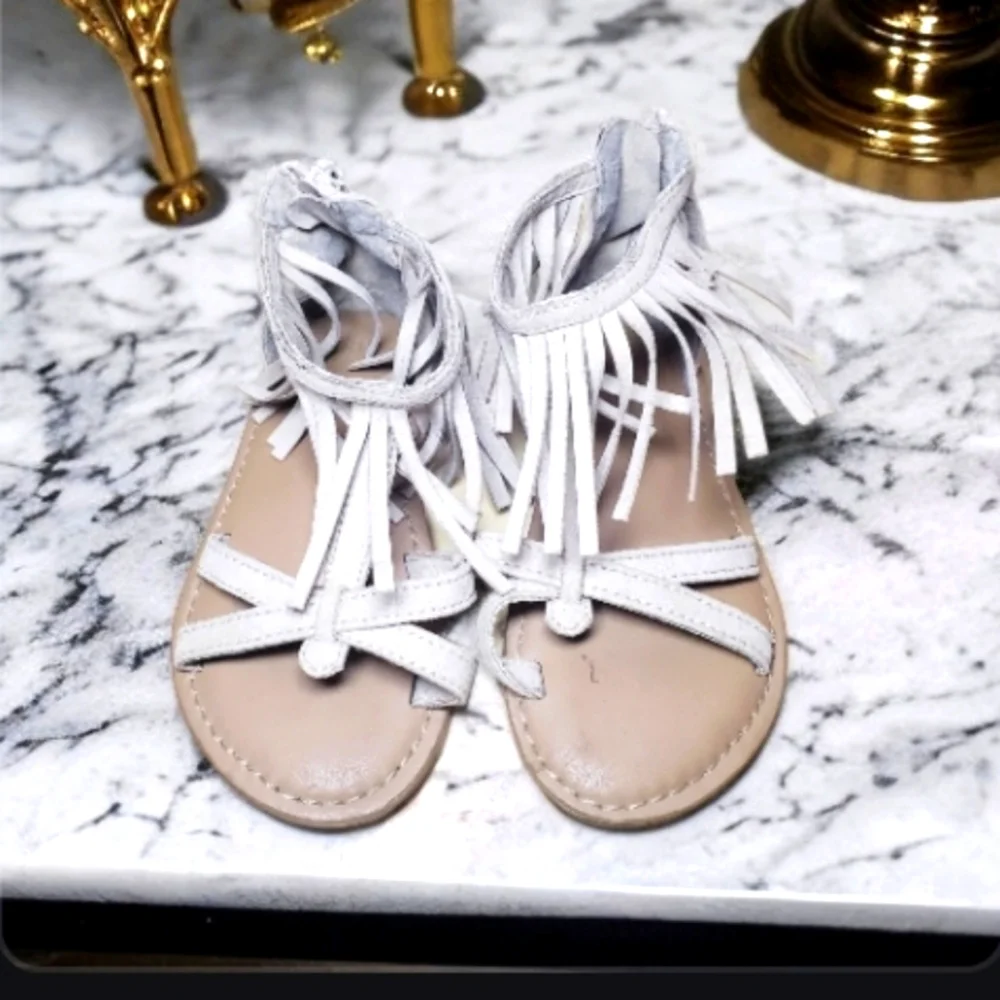 #427 Toddlers Girls Tan Size 9 Fringe Moccasins Sandals Gap